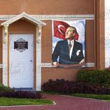 Asilmeydan Göğe Bakan Gazi Mustafa Kemal Atatürk Türk Bayrağı Poster Bayrak 100 x 150 cm