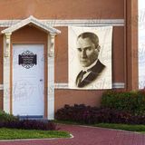 Asilmeydan Kravatlı Takım Elbiseli Gazi Mustafa Kemal Atatürk Retro Yan Portre Poster Bayrak 100X150 cm