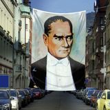 Asilmeydan Sivil Takım Elbiseli Gazi Mustafa Kemal Atatürk Portre - Dış Cephe Poster Bayrağı -600X900 cm - Renkli