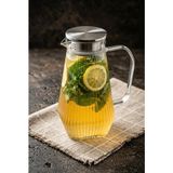Atbyhome Ateşe Dayanıklı Borosilikat Çizgili Cam Sürahi 1800 ml - Paslanmaz Çelik Süzgeç Kapaklı Bitki Çayı ve Su Sürahisi - Şeffaf