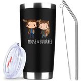 ATHAND Supernatural Ürün Hediyeleri Sam & Dean Geyiği ve Sincap Yalıtımlı Bardak Kahve Şarap Kupası Kapaklı Pipetli 20 oz - TV Şovu Hayranı, Arkadaşlar, Aile ve Ruh Eşleriniz için Hediye Fikirleri