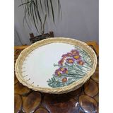 Atolye Okyanus El Yapımı Rattan Örgü Detaylı Seramik Tepsi – Çiçek Desenli Bohem Sunum Tepsisi - 35 x 2 cm