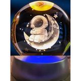 Ay Üstünde Astronot Tasarımlı Plastik Altlıklı Işıklı Cam Küre 24242446615