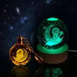 Ay Üzerinde Oturan Astronot Tasarımlı Renk Değiştiren Cam Küre Ve Anahtarlık Set