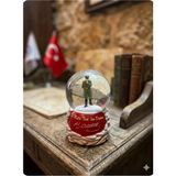Ayder Online Satış Çalışma odasında, kütüphanesinde veya ofisinde Atatürk köşesi oluşturmak isteyenler için vazgeçilmez bir parça.Büyük Boy Kar Küre - Antrasit - Kırmızı - Beyaz