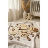 aze kids Kişiye Özel Ahşap Teddy Bear Ayıcık Temalı Bebek Seti | 12 Aylık Ay Plakaları + İsimli Künye + Merhaba Dünya & Beşik Uyarı Panosu | Yeni Doğan Doğum Seti
