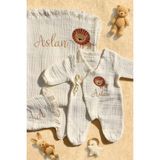 Babies First Aslan Nakış Isme Özel 6'lı Müslin Yenidoğan Set %100 Pamuk Tulum Battaniye Puset Örtü Yastık Eldivn - 00-Beyaz - 0 - 3 Ay