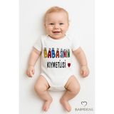 Babyden's Babasının Kıymetlisi Yazılı Çıtçıtlı Bebek Body Tulum | Kısa Kollu Pamuk Zıbın | 0-3 Ay - 24 Ay - Beyaz - 6 - 9 Ay