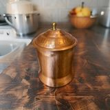 Bakır Dünyası - Saf Bakır Baharatlık – 17 cm Yükseklik × 10 cm Çap, 412 gr Ağırlık, Kapaklı El Dövmesi Kahramanmaraş Ustası Işi, Kalaylı Iç Yüzey, Sağlıklı ve Şık Mutfak Aksesuarı