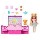 Barbie Aile ve Dostlar Çay Partisi açılır oyun seti, sarışın küçük Club Chelsea bebek, dönüşen piknik sepeti ve 10'dan fazla aksesuar, JJB40