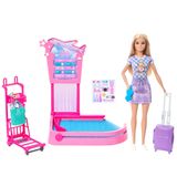 Barbie Aile ve Dostlar Sınırsız Macera bebeği "Malibu", sarışın bebek, bagaj teslim alanı, valiz, bagaj arabası, bant sistemi ve el çantası, JMJ49