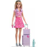 Barbie Aile ve Dostlar Sınırsız Macera bebeği Malibu, sarışın bebek, valiz ve seyahat temalı aksesuarlar, JMJ47