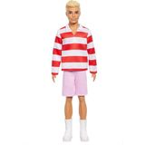 Barbie® Bebek Kırmızı çizgili üstü, pembe şortu ve beyaz sneaker'larıyla sarışın Barbie Fashionistas Ken bebek HYV01