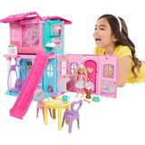 Barbie Chelsea Oyuncak Bebek Evi, 15'Ten Fazla Aksesuar İçeren +43 X +33 Cm'e Kadar Genişleyebilen Açılır Ev, 5 Oyun Alanı Ve Kaydırak, Küç�