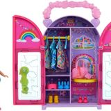 Barbie Chelsea oyuncak bebek ve dolap oyuncak seti, 15 parça giysi ve aksesuar dahil, katlanabilir set, hareket halindeyken oyun ve saklama için