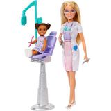Barbie Diş Hekimi , mavi elbisesi ve laboratuvar önlüğüyle sarışın bebek, 1 çocuk figürü, doktor temalı mobilya ve aksesuarlar, JCR74