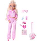 Barbie Dream Besties Malibu Weekend Outdoor, Pembe Sweatshirt ve Parmak Arası Terlikli, Uzun Sarı Saçlı Bebek Seyahat Temalı Kıyafet ve 7 Aksesuar Dahildir, JMV16