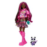 Barbie Ekstra, siyah siyah saç ve pembe saçlı, Rockstar panda, güneş gözlüğü, pembe çizme, uzaylı çanta, çıkartma, oyuncak bebek dahil, 3 yaşından büyük çocuklar için hediye, HKP93