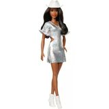 Barbie Fashionistas Bebek, Eteği Püsküllü Gümüş Rengi Işıltılı Elbisesi, Kovboy Tarzı Beyaz Şapkası Ve Çizmeleriyle Siyah Saçlı, Hyt9