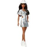 Barbie Fashionistas Bebek, Eteği Püsküllü Gümüş Rengi Işıltılı Elbisesi, Kovboy Tarzı Beyaz Şapkası