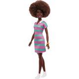 Barbie Fashionistas bebek No. 247 kıvırcık siyah saçlı, pembe-yeşil çizgili elbise yakalı ve turuncu saat ve beyaz spor ayakkabı gibi aksesuarlar ile, JJN60