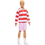 Barbie Fashionistas Ken Bebek Kırmızı beyaz polo tişörtü, pembe şortu, uzun beyaz çorapları ve spor ayakkabılarıyla sarışın, HYV01