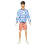 Barbie Fashionistas Ken Doll #219 İnce Gövdeli Çıkarılabilir Uzun Kollu Pembe ve Mavi Desenli Gömlek ve Pembe Şort Giyiyor