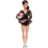 Barbie İlham Veren Kadın Bebek, Kristi Yamaguchi Koleksiyonluk 1992 Kış Olimpiyatları Kostümü, Parlak Siyah ve Altın Tek Parça Giysi ve Beyaz Patenler