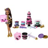 Barbie MONSTER HIGH® HAVALI DOĞUM GÜNÜ™ CLAWDEEN WOLF™ Pasta Seti | Clawdeen Wolf bebek ve 20'den fazla süsleme aksesuarı JBG78