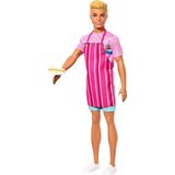 Barbie Mysteries: Beach Detectives Ken bebek Çıkarılabilir klasik kıyafeti ve önlük ile atıştırmalıklar gibi hikaye anlatımını zenginleştiren aksesuarlarıyla, JFV65