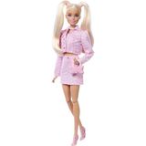 Barbie Pembe Kot Ceket Ve Uyumlu Bir Etek Giyen Ve Fiyonklu El Çantası Ile Inci Takı Gibi Aksesuarla