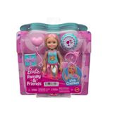 Barbie Sarı saçlarında pembe meçler olan ve doğum günü temasına uygun renkli bir elbise giyen 15 cm'lik küçük Barbie Club Chelsea bebek ve 4 parti aksesuarı, JJB37