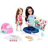 Barbie Terapist Bebek, Dönen Emojili Tişört Giymiş Minik Bebek ve Evcil Hayvan, Sanat Temalı Parçalar, Çıkartmalar ve Diğer Aksesuarlar Dahil Barbie Sanat Terapisi Oyun Seti, HRG48 - Ahşap