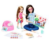 Barbie Terapist Bebek, Dönen Emojili Tişört Giymiş Minik Bebek Ve Evcil Hayvan, Sanat Temalı Parçalar, Çıkartmalar Ve Diğer Aksesuarlar Dahil