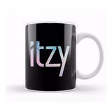 Baskı Dükkanı KB10881 Itzy Font Collage Porselen Kupa Bardak