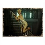 Bedeko Merdivenlerden Kayan Pin Up Kızı Modern Ahşap Tablo