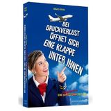 Bei Druckverlust öffnet sich eine Klappe unter ihnen: Eine Saftschubse/Flugbegleiterin teilt aus