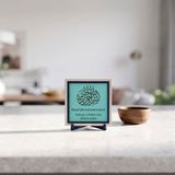 Besmele Yazılı Detaylı Dekoratif Masaüstü Süsü 10x10 cm | Sanatsal dairesel hat çizgileri ve Besmele yazısıyla öne çıkan butik masaüstü süsü