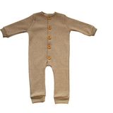 Beta Kids Unisex Kız ve Erkek Bebek Tulum, Düz Renkli Ahşap Düğme Tasarımlı Organik Bebek Tulumu - 6 - 9 Ay - Latte