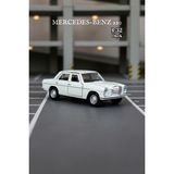 Beyaz 1:32 Ölçek Die Cast Kapıları Açılır Lisanslı Mercedes Benz 220 Oyuncak Metal Model Araba