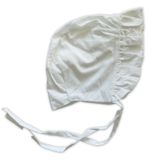 Beyaz Siperli Bağcıklı Poplin Bebek Şapkası (3-6 Ay)