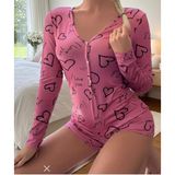 Biçomi Bicomi Pamuklu Pembe Siyah Kalp Desenli Düğmeli Uzun Kol Tulum Pijama