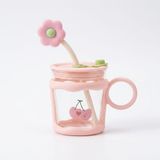 Bienca Pipetli Cam Bardak 350 ml – Kiraz Desenli | Kapaklı, Kılıflı & Çiçek Tıpalı Sevimli Kupa - Açık Pembe - Dudak Rengi
