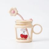 Bienca Pipetli Cam Bardak 350 ml – Kiraz Desenli | Kapaklı, Kılıflı & Çiçek Tıpalı Sevimli Kupa - Pudra - Pembe