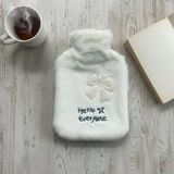 BiiShe Hello Everyone Yazılı Kurdeleli Beyaz Peluş Sıcak Su Torbası 1 Lt – Yumuşak Kılıf, Uzun Süre Sıcak T