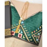 Bilenler Çeyizlik Hediyelik Seccade Eşarp Tesbih Set – Kilim Desenli Kadife Astarlı Seccade, Eşarp, Kristal Tesbih Özel Kutulu Lüks Hediye Seti - Yeşil