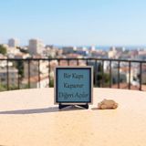 Bir Kapı Kapanır Diğeri Açılır Yazılı Minimalist Süs 10x10 cm | Sevdikleriniz için değerli armağan, çalışma masaları ve raflar için butik tasarım alternatifi