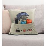 Bk Gift Eğlenceli Tasarımlı Organizer Kumanda ve Atıştırmalık Cepli Krem Kırlent Yastık- 13, Ev Dekoru, - 43 x 43 cm - Renkli
