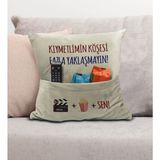 Bk Gift Eğlenceli Tasarımlı Organizer Kumanda ve Atıştırmalık Cepli Krem Kırlent Yastık- 9, Ev Dekoru, - 43 x 43 cm - Renkli