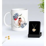 Bk Gift Kişiye Özel Isimli Yılbaşı Tasarımlı Beyaz Kupa Bardak ve Papatya Kolye Hediye Seti- 5, Sevgiliye Hediye, Yeni Yıl Hediyeleri